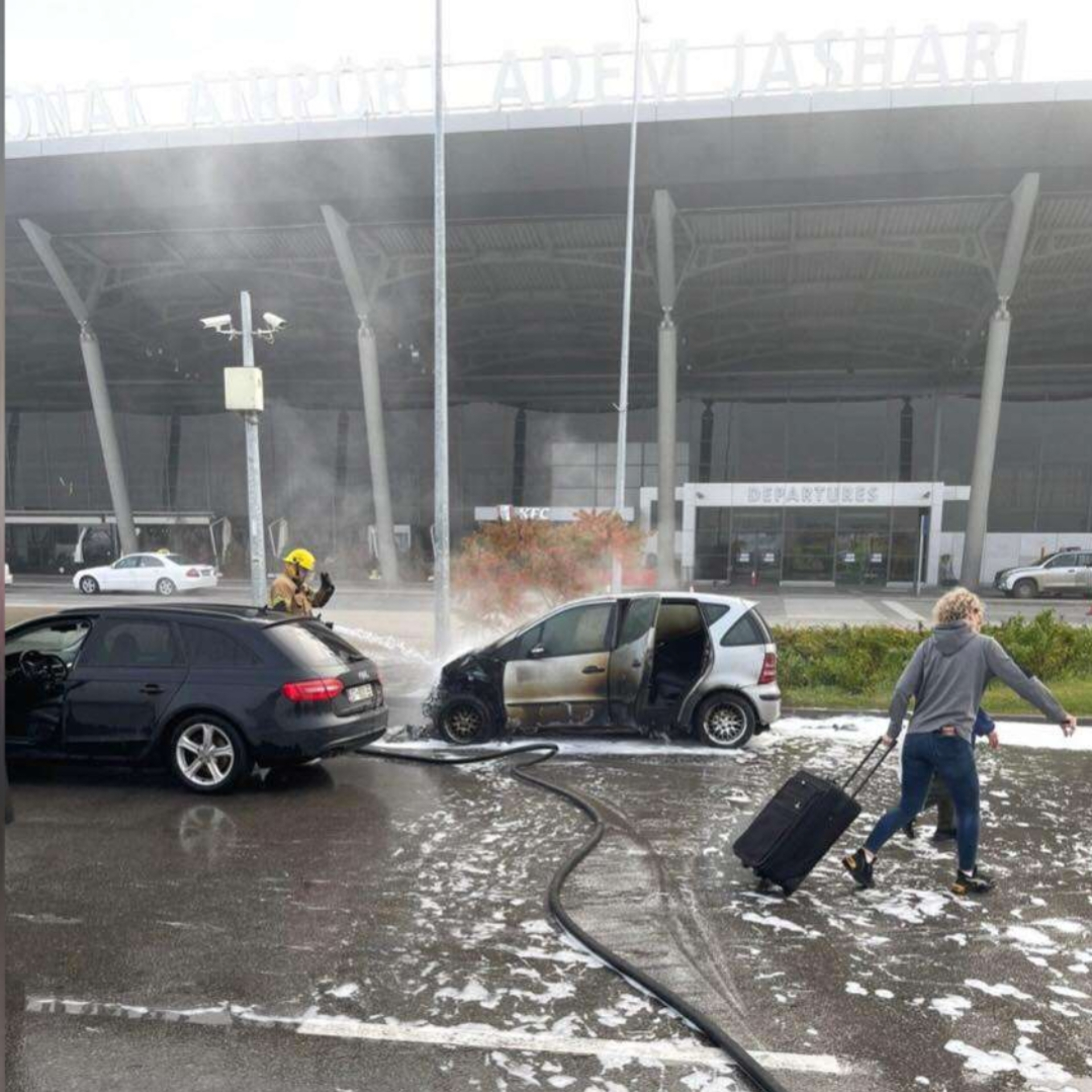 Digjen dy vetura në parkingun e Aeroportit të Prishtinës