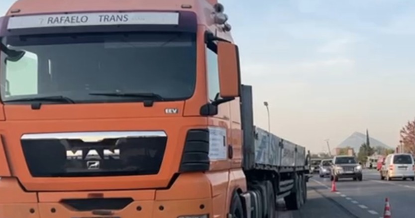 U përplas nga kamioni kur po kalonte autostradën, humb jetën i moshuari në Lezhë