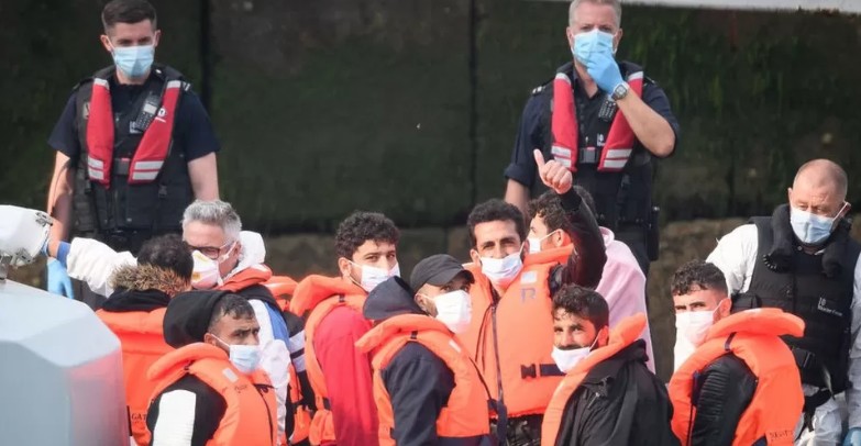 Kaluan Kanalin me gomone, më shumë se 1600 emigrantë kapen nga policia angleze brenda 48 orësh