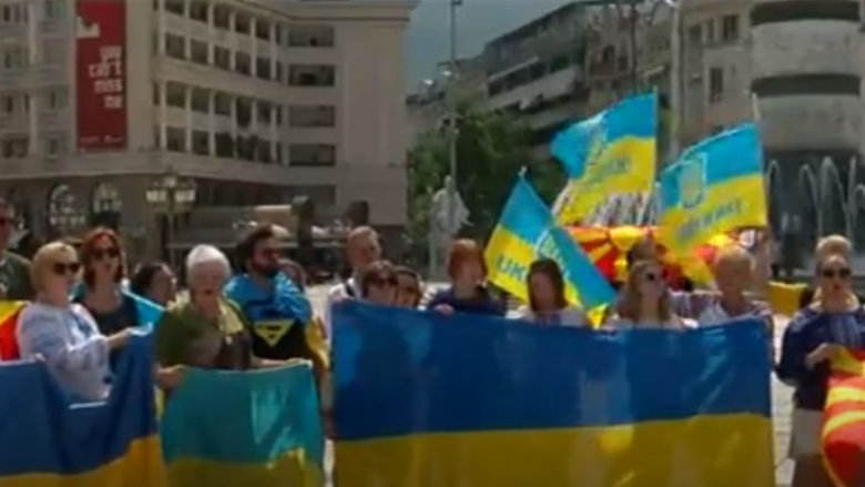 Ukrainasit nga Maqedonia protestojnë para ambasadës ruse
