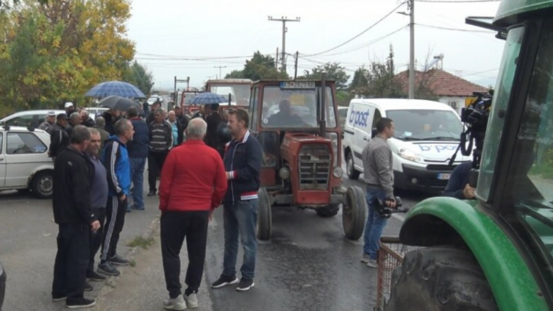 Prodhuesit e orizit bllokojnë rrugën Koçan-Shtip