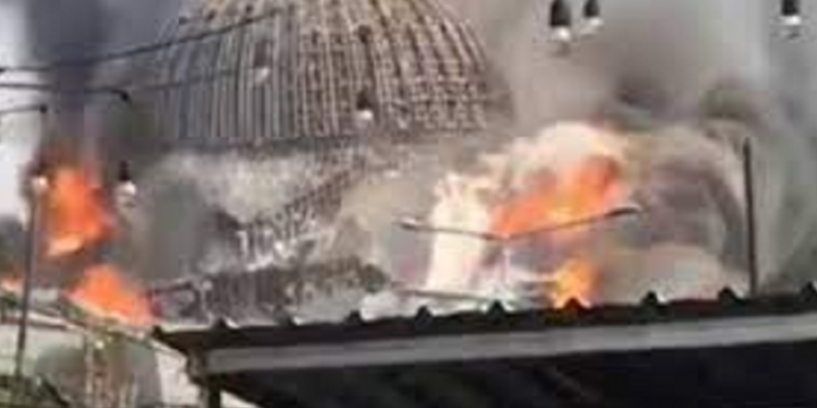 Shembet nga zjarri kupola gjigante e xhamisë së Xhakartës në Indonezi