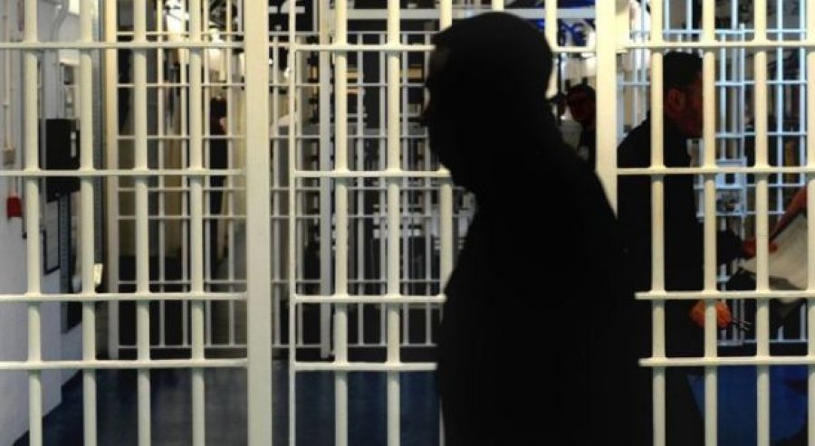 Goditi për vdekje vajzën e mitur, 30 ditë paraburgim për 29 vjeçarin nga Velesi