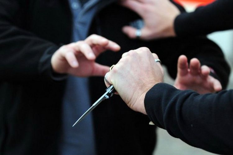Plagosi me thikë një 27- vjeçar, arrestohet në Korçë 19- vjeçari