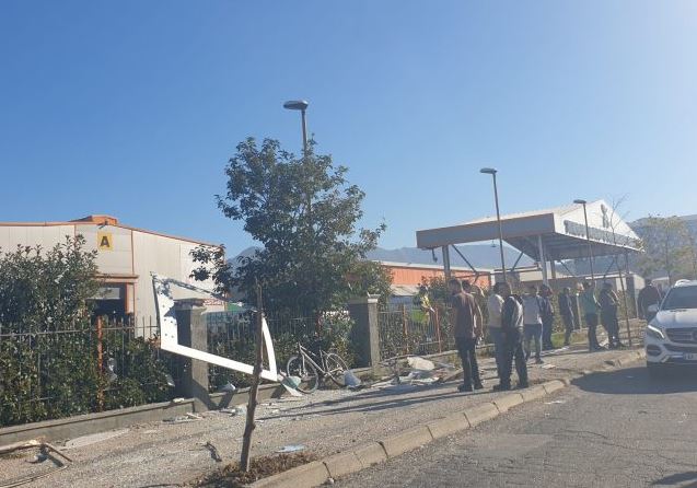 Aksident në aksin dytësor Tiranë-Durrës/ Shoferi humb kontrollin e mjetit, shkatërron çfarë i del para