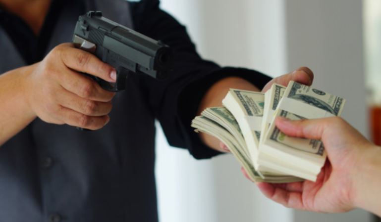 Grabitje me armë në Klos, hajdutët vjedhin më shumë se 8 mijë euro dhe sende me vlerë