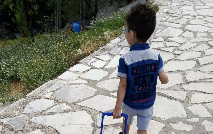 Lindi me probleme në zemër: 4-vjeçari që vdiq në Greqi i lidhur me babain e tij, i kërkoi ta merrte në traktor