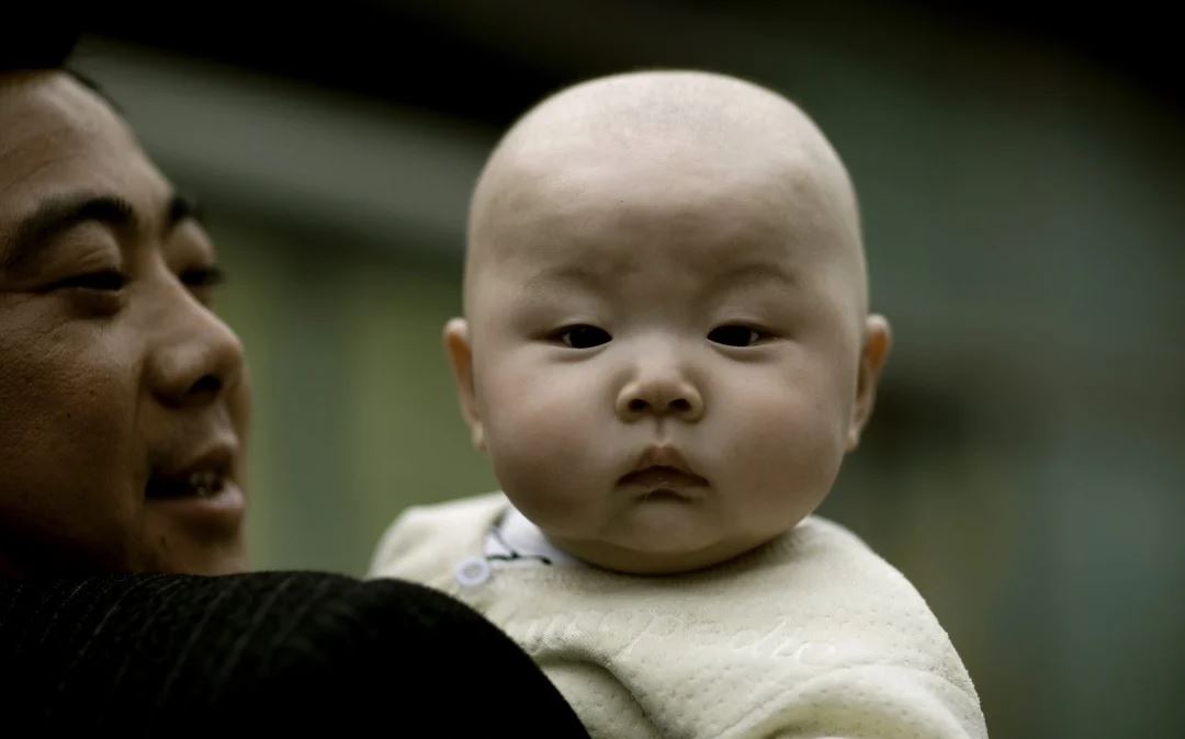 Tkurrja e popullsisë/ Kina u bën presion çifteve: Bëni një fëmijë që në vitin e parë të martesës