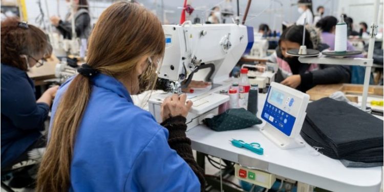 Mungesa e fuqisë punëtore, qindra gra nga Nepali dhe Filipinet do të vijnë të punojnë në fabrikat fason në Shqipëri
