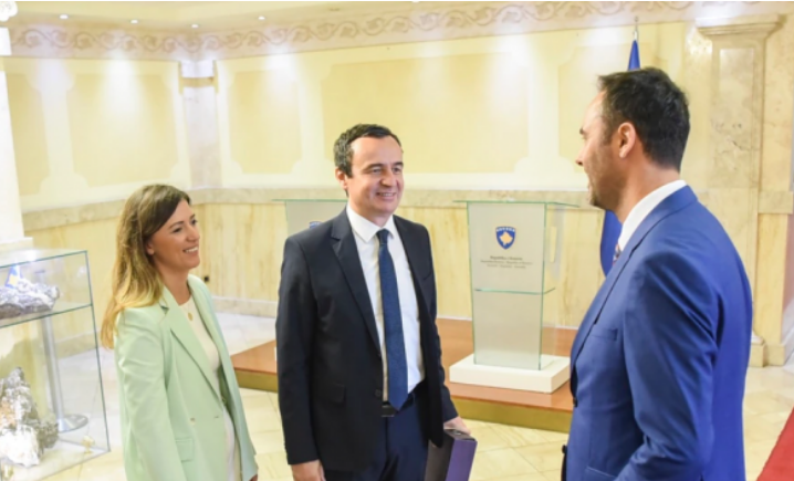 “Bashkë me Kurtin, Konjufcën, Ronaldon e Messin”–Ministrja Haxhiu e shpërndan një foto, më pas e fshin