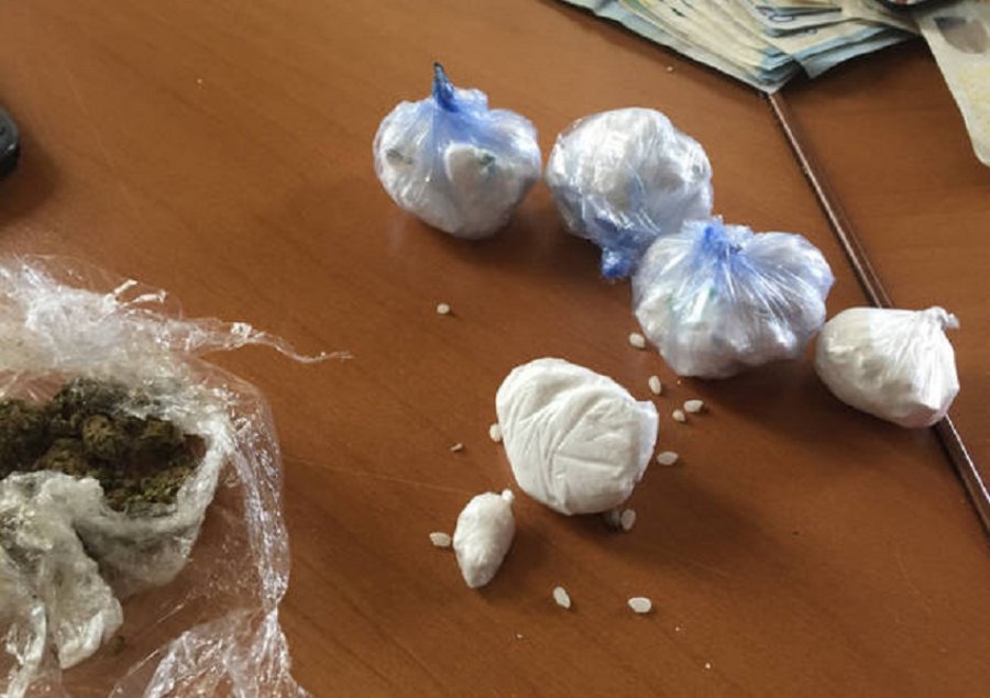 Shpërndanin kokainë në cepat e Tiranës, dy 17- vjeçarët dhe një 16- vjeçar arrestohen në krye të detyrës