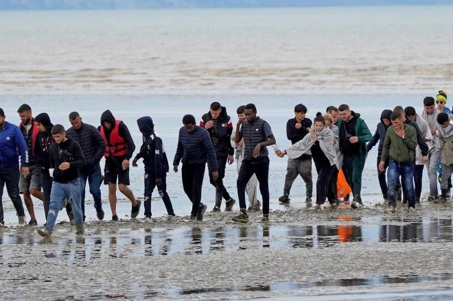 Emigrantët shqiptarë dhe jo vetëm alarmojnë Anglinë, kërkohet edhe ndihma e qytetarëve