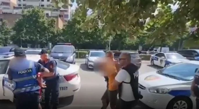 ‘Jam i antidrogës, ku i ke lekët’/ Grabiti me armë të riun në mes të Tiranës, lirohet Elvis Sejdo