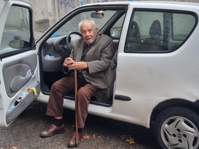 I moshuari rinovon patentën në moshën 104-vjeçare: Të ngas makinën dhe të gatuaj vetë përfaqëson pavarësinë time