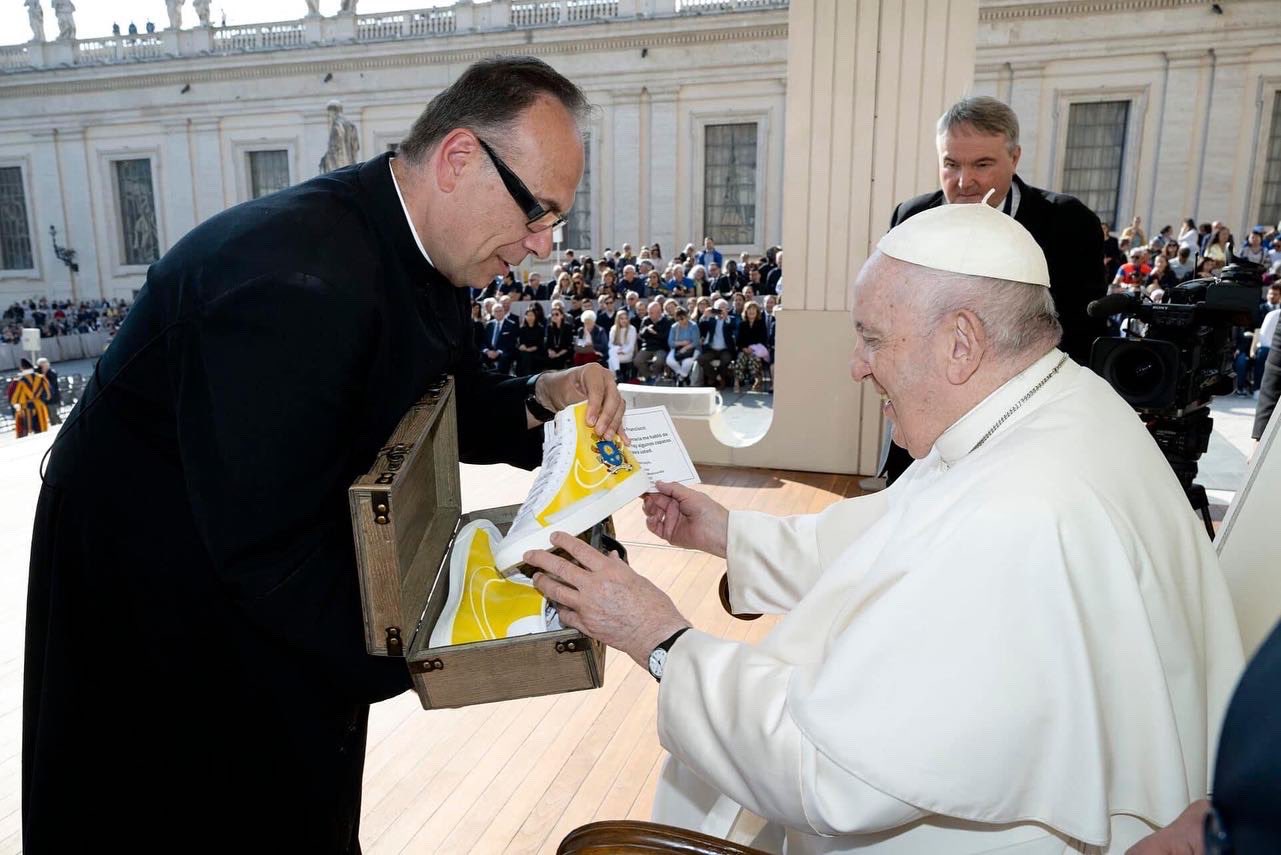 Atletet ikonike të Nike, Papa merr dhuratën më të veçantë ndonjëherë