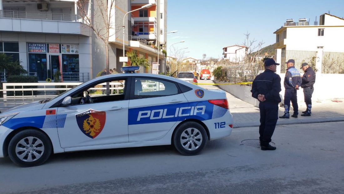 Policia procedon penalisht 15-vjeçarin në Vlorë: Bëri njoftim të rremë për atentat me armë