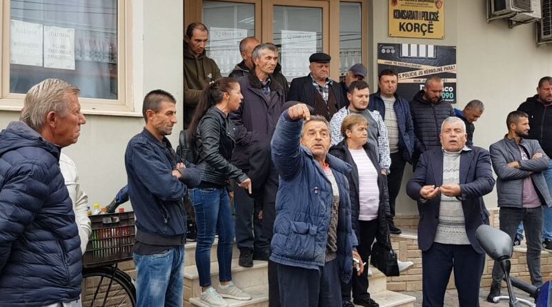 Komshia e akuzoi se i ngacmoi seksualisht djalin, 40-vjeçari proteston me familjen në Komisariatin e Korçës