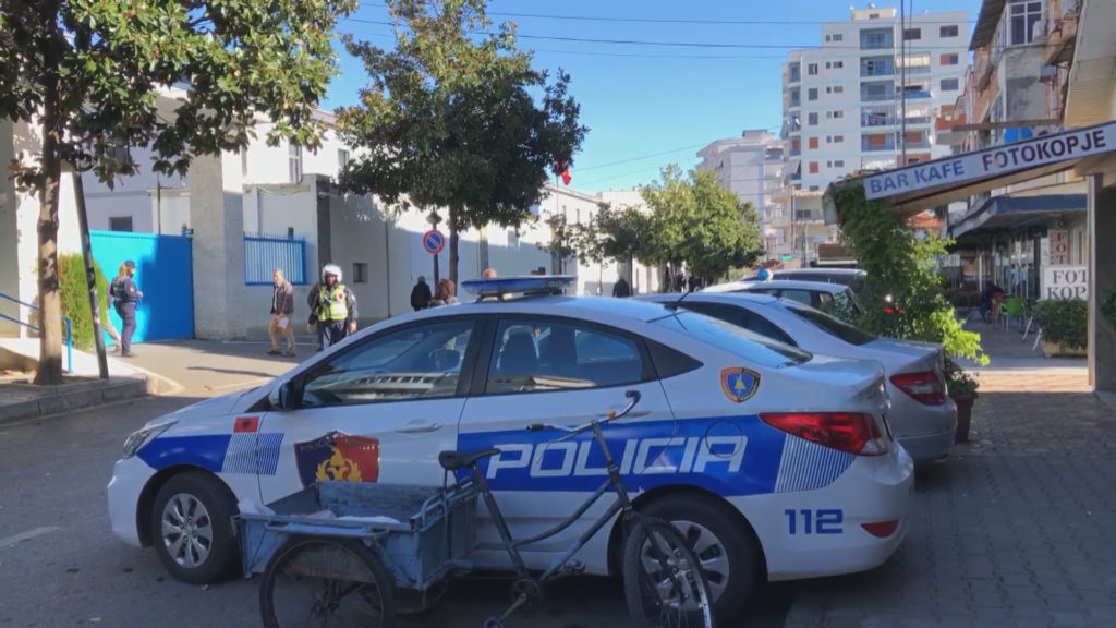 I kërkuan 3 mijë euro për të mos zbuluar lidhjen intime, arrestohen tre persona në Elbasan