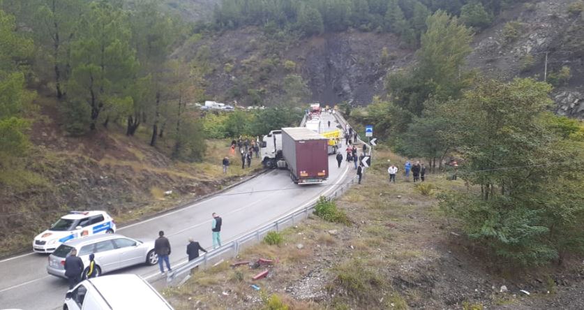 Kamioni del nga rruga tek kthesa e Murrashit në Librazhd, bllokohet qarkullimi