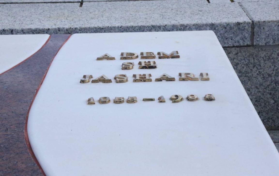 Gruaja e dehur vjedh shkronjat nga varri i komandantit Adem Jashari