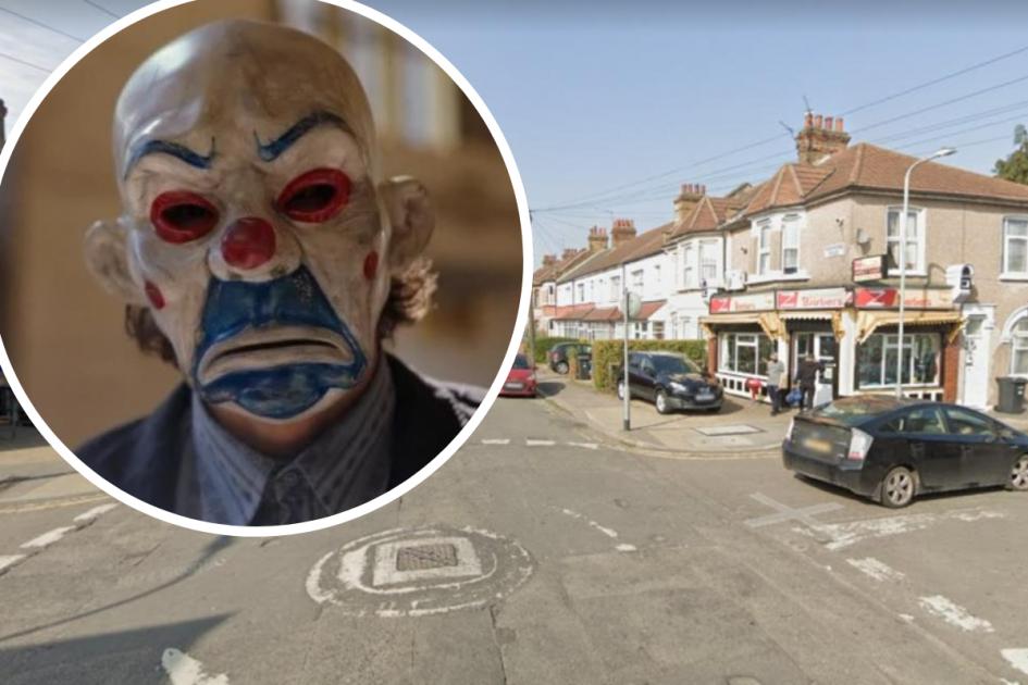 Një reper mes 2 të vrarëve në Londër, një burrë me maskë “Jokeri” u largua nga vendi i krimit