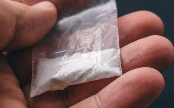 Do shisnin 1 kg kokainë/ Arrestohen dy djem, në kërkim 23-vjeçari që do merrte pakon me drogë