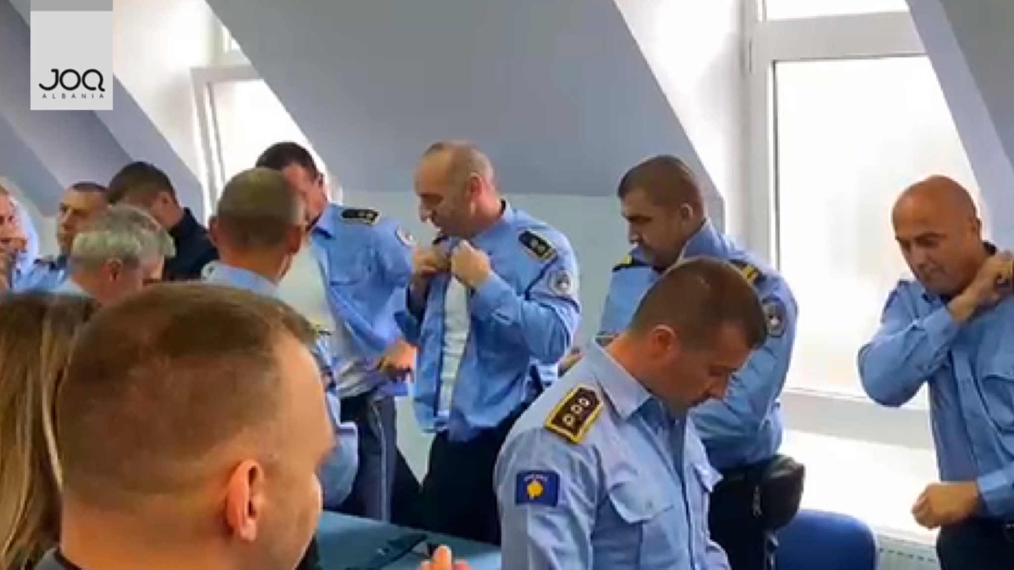 Policët serbë zhveshin uniformat, largohen nga institucionet e Kosovës