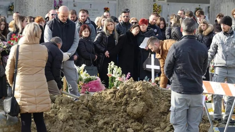 I jepet lamturmira e fundit shqiptares që u vra nga ish-burri, varroset në Itali/ I dashuri i saj do prehet në Shqipëri