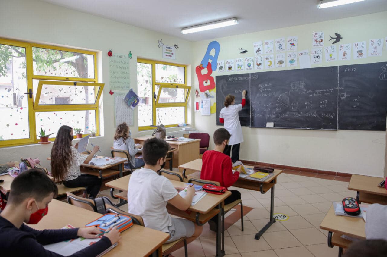 Familjet shqiptare po emigrojnë masivisht, 17.543 nxënës mungojnë në shkolla