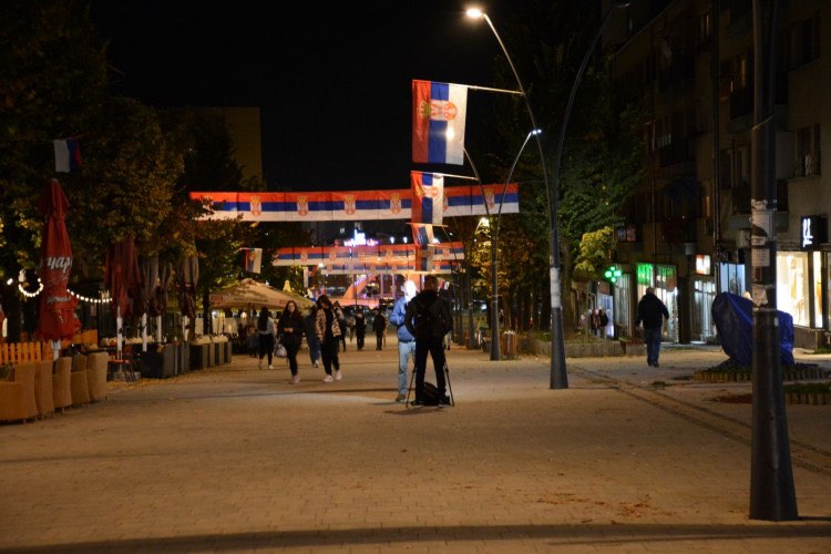 Pjesa veriore e Mitrovicës stërmbushet me flamuj të Serbisë