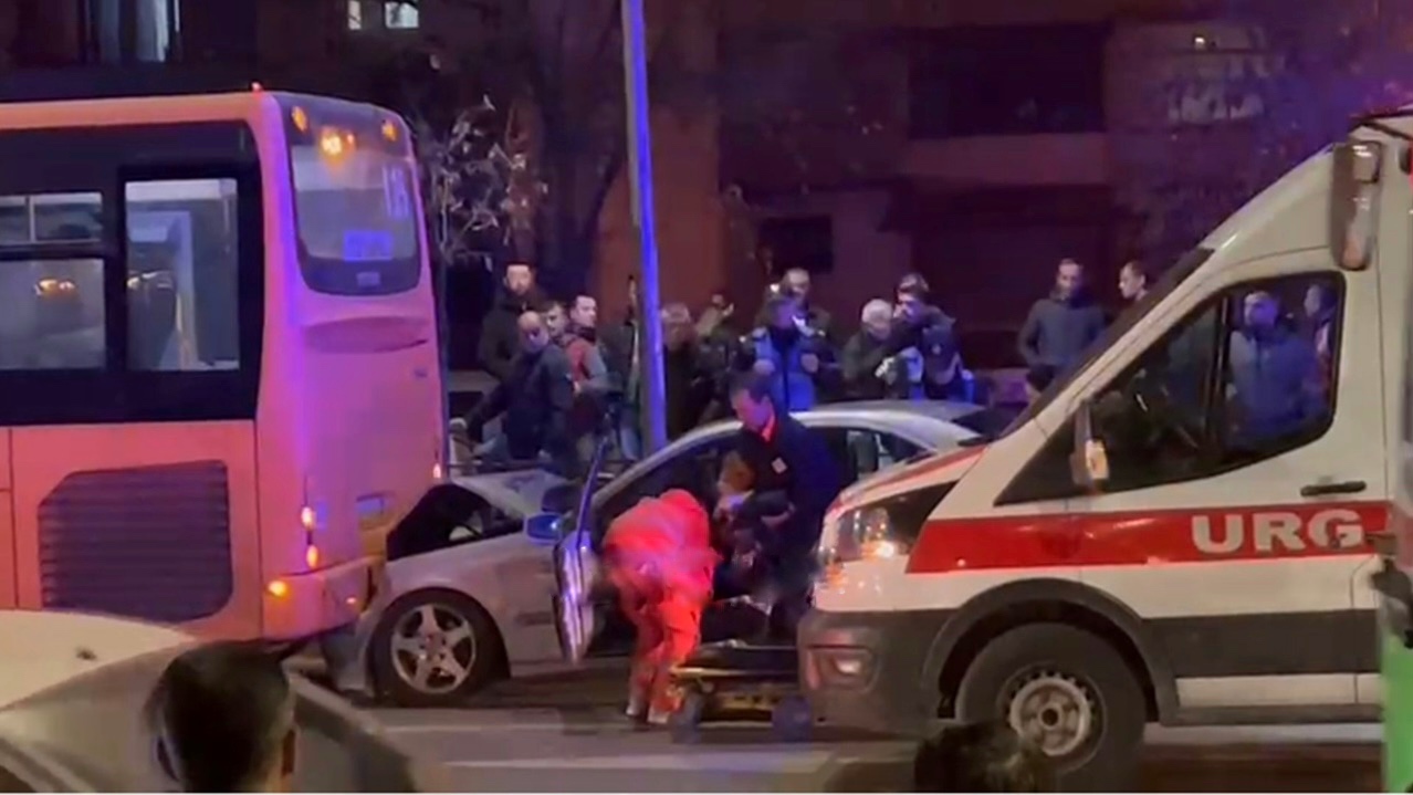 Shoferja me “Benz” përplas nga pas urbanin e Kombinatit dhe përfundon në spital