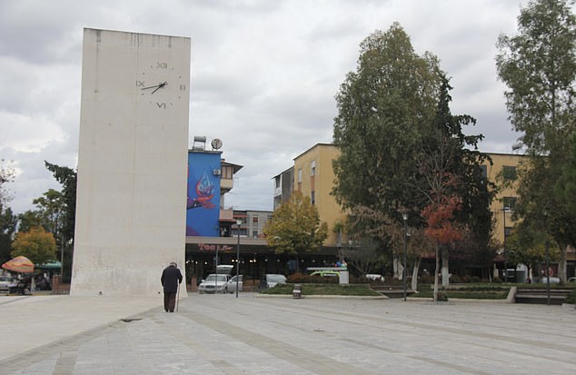 “Dailymail” vazhdon ‘turin’, tani në Cërrik: Një qytet fantazmë, të rinjtë largohen nga vendi i rrënuar nga korrupsioni
