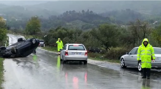 12 aksidente dhe 18 të plagosur të shtunën në Shqipëri, shkak edhe reshjet