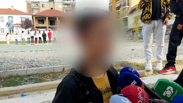 Dhunoi nxënësit gjatë mësimit me bidona uji, pezullohet nga puna mësuesi në Bilisht
