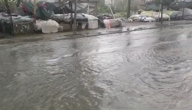 Durrësi nën pushtetin e ujit, bllokohen rrugët kryesore