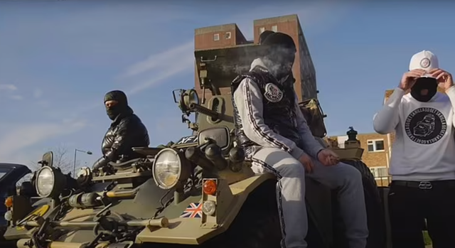 DailyMail rikujton klipin e ‘Hellbanianz’: Reperët ‘gangsterë’ shqiptarë lëvizin me mitrolozë në Britani