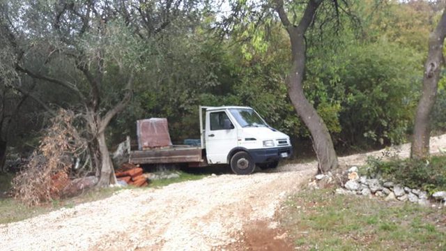 Po shkarkonte disa materiale ndërtimi dhe e zuri furgoni poshtë, vdes 50-vjeçari shqiptar