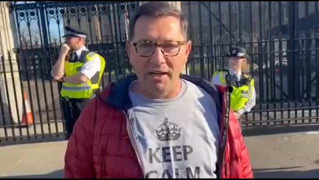 Protesta e emigrantëve në Angli, doktori shqiptar atje: S’jemi kriminelë por profesionistë!