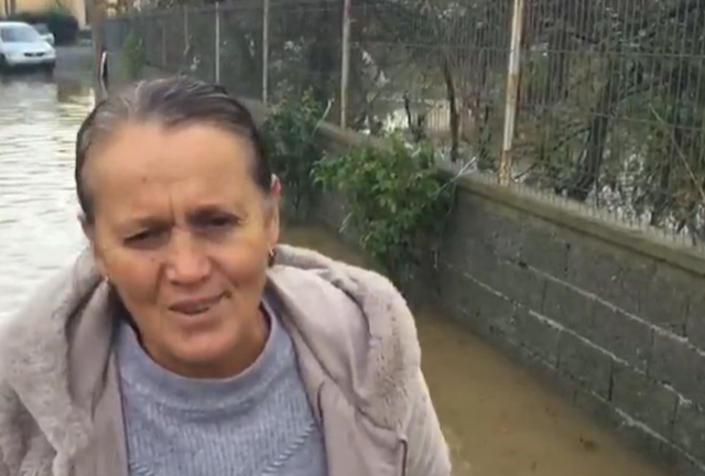 Fshati Dajç nën 50 cm ujë, banorja e përmbytur: Shteti duhet që të mbajë përgjegjesi
