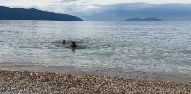 Qytetarët dhe turistët në Vlorë sfidojnë të ftohtin/ Bëjnë plazh në prag të dimrit, zhyten në det