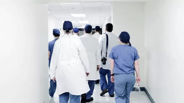 Shëndetësia e Shqipërisë në krizë, veç 14 mjekë të kualifikuar për nëntorin