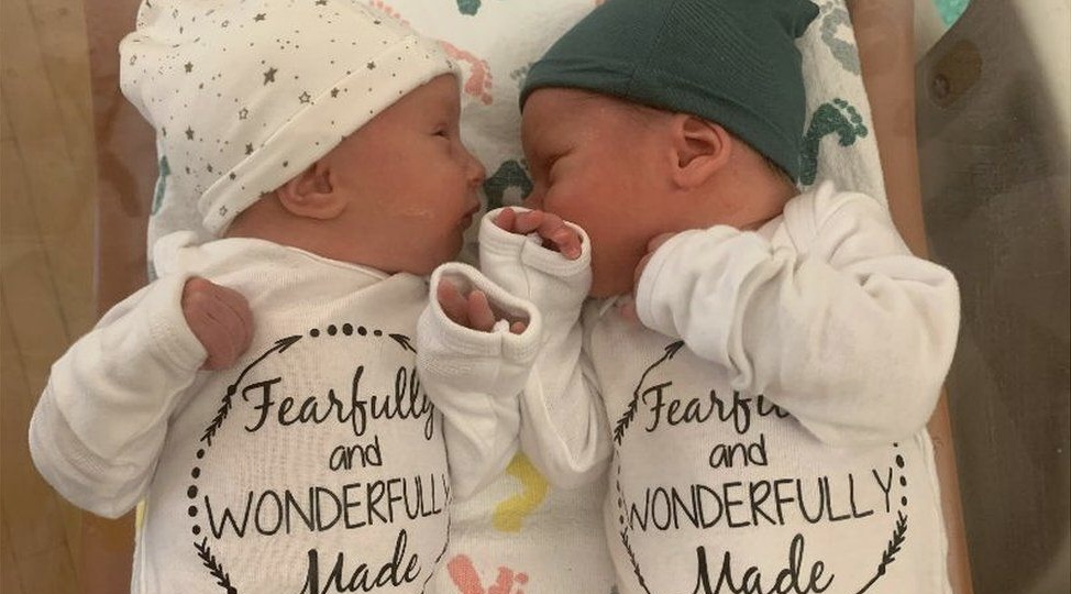Lindin binjakët nga embrione të ngrira 30 vjet më parë