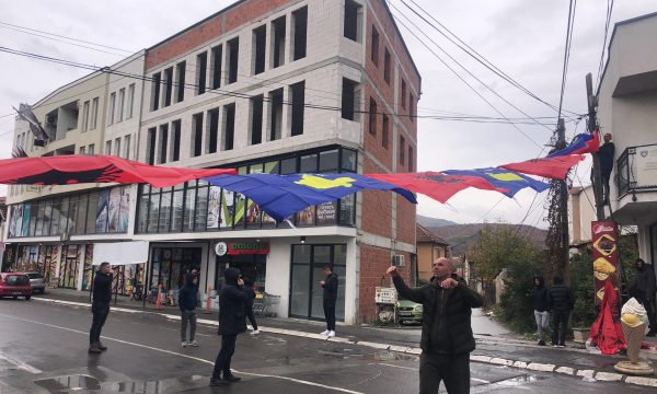 Shqiptarët në Veri kundëpërgjigjen me flamuj të Kosovës dhe ata kuq e zi