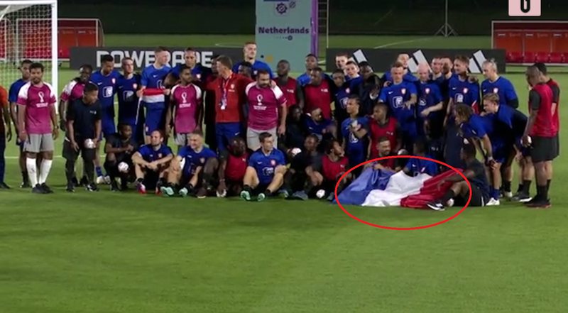 Futbollistët e Holandës lënë nam/ Nuk njohin flamurin e tyre, pozojnë me të Francës