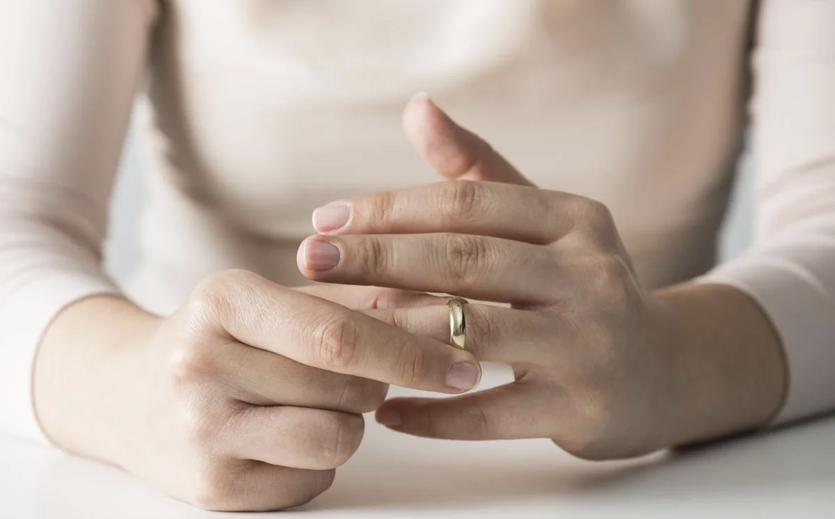 Çmimet e larta, gruaja shet unazën e martesës për të paguar faturën e dritave