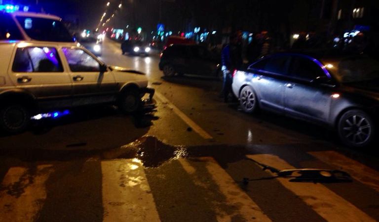 Aksidentin mes katër veturave në rrugën Prishtinë-Pejë