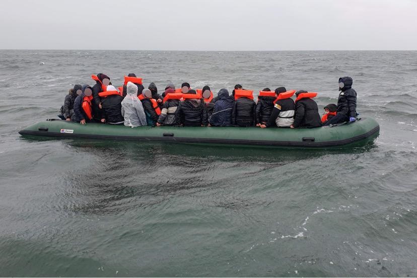 Gomonia e tyre futi ujë/ Autoritetet franceze shpëtojnë 61 emigrantë, mes tyre fëmijë, në Kanalin Anglez