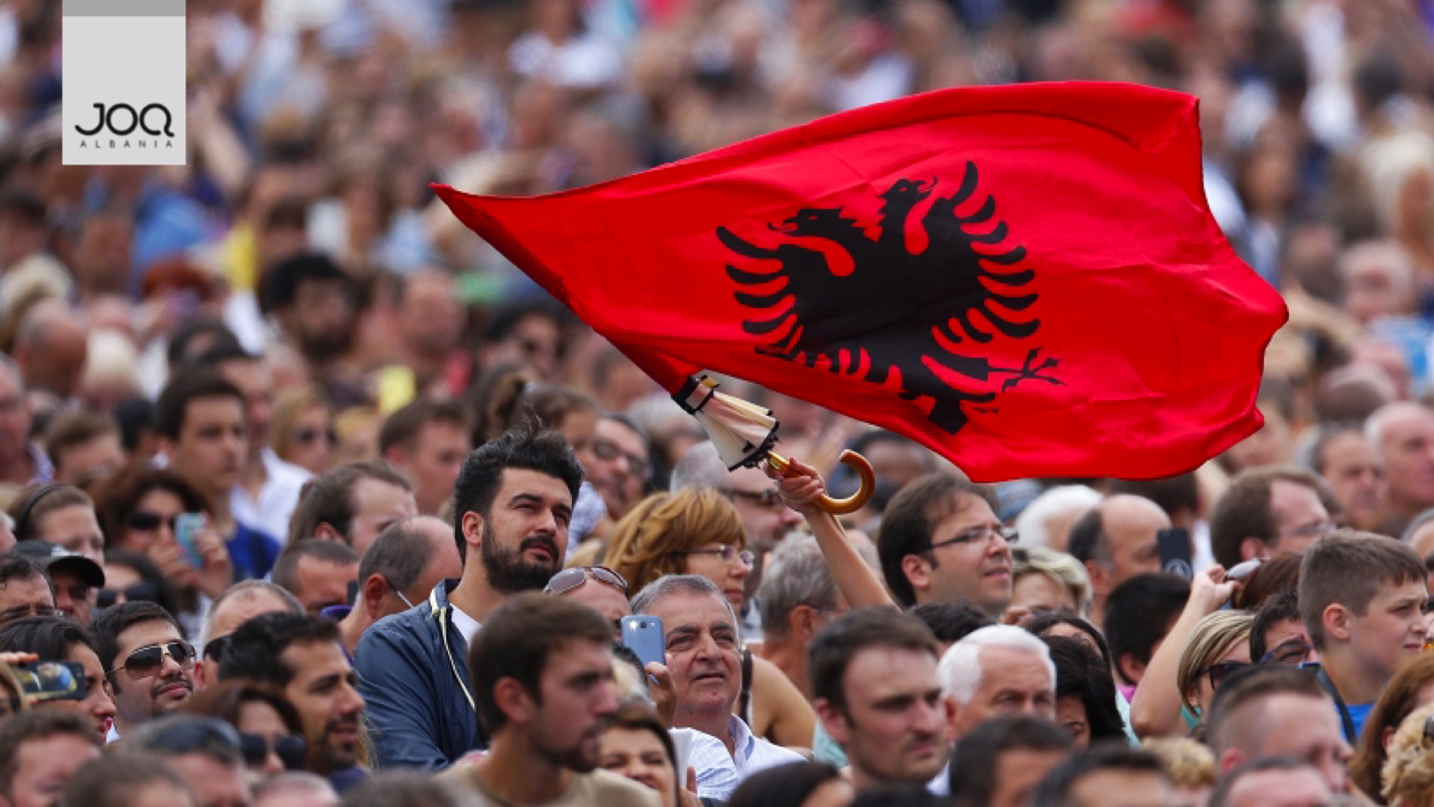 Shqiptarët i festojnë festat kombëtare jashtë shtetit/ Rriten çmimet e biletave