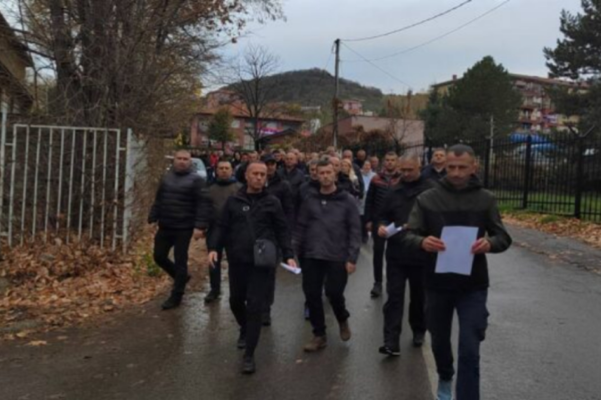 Policët serbë dorëzojnë dorëheqjet në stacionin policor në veri