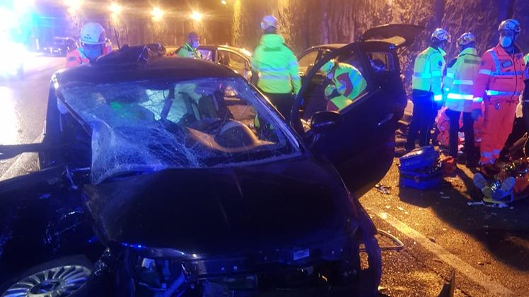 7 të plagosur nga përplasja kokë më kokë e 3 makinave në Verona, një 23-vjeçar shqiptar i përfshirë në aksident